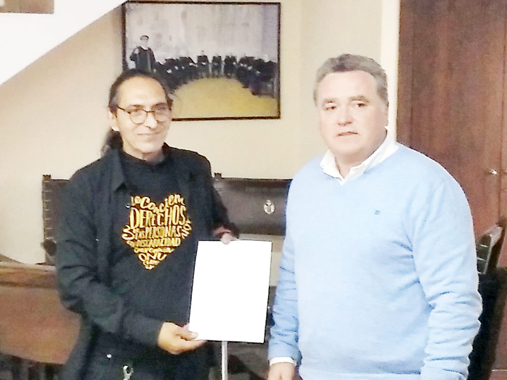 Recibiendo el documento de manos de José Font Sanchis, presidente del Tribunal de las Aguas de Valencia 2017-19